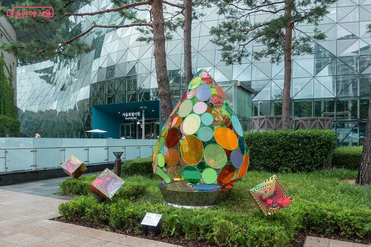 한평조각미술관에 참여한 안필연 '디지털이민자가 디지털본토인에게' 작품이 서울시청사 앞 정원 설치되었다. Ⓒ김인수
