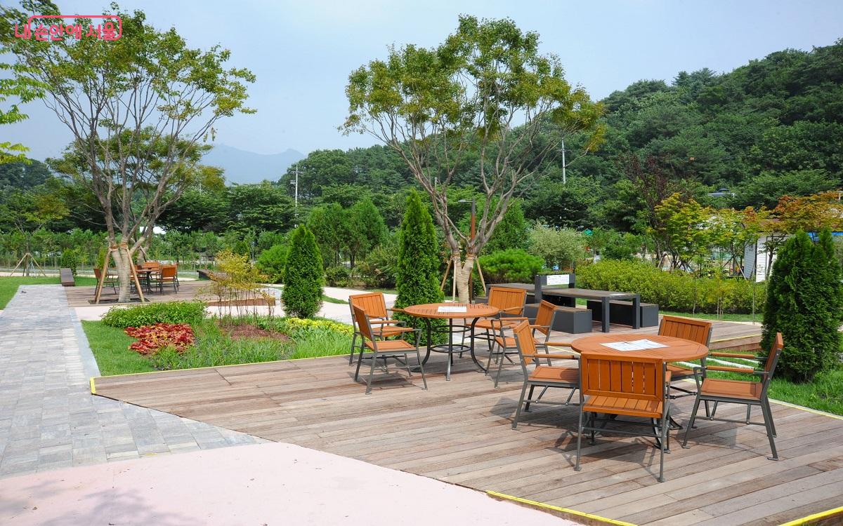 녹색복지센터 중앙에 조성된 ‘휴식정원’ ©조수봉