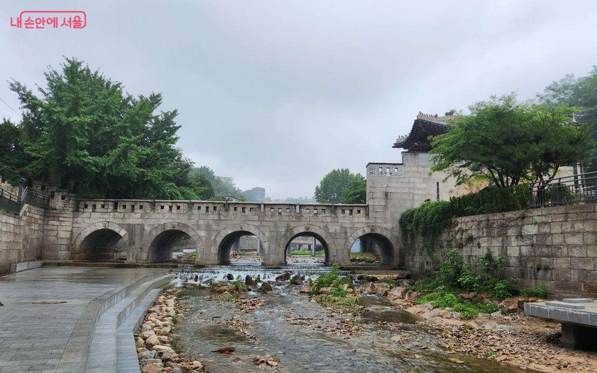 훼손된 성벽과 길을 보수하여 문화재 원형을 보존하고, 수계를 복원했다. ©김미선