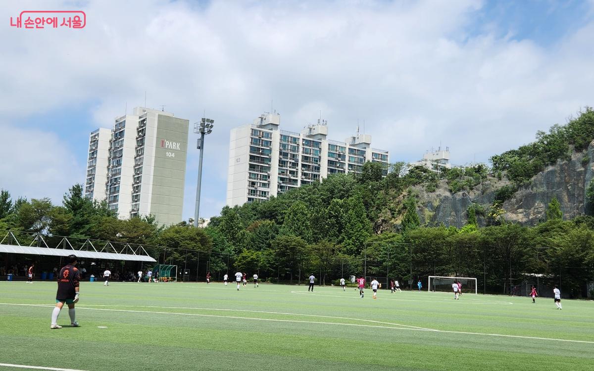 넓은 축구장에서 축구를 하는 학생들 ©김미선