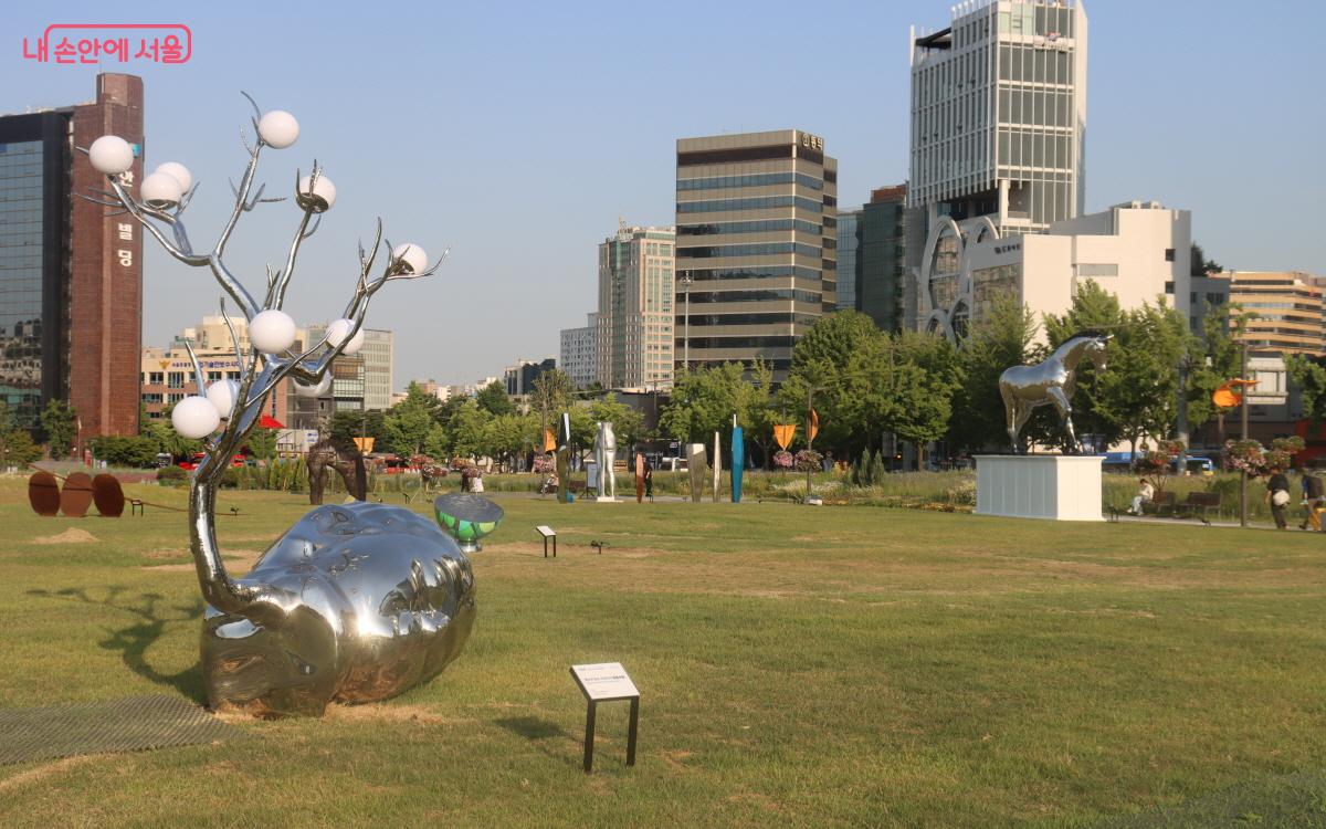 열린송현 녹지광장에 전시 중인 조각품들 ⓒ조송연