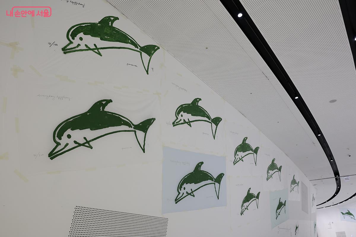 디자이너는 지난 5월부터 전시 오픈 전까지 1백 마리 돌고래 그리기 퍼포먼스를 진행했다. ⓒ김아름