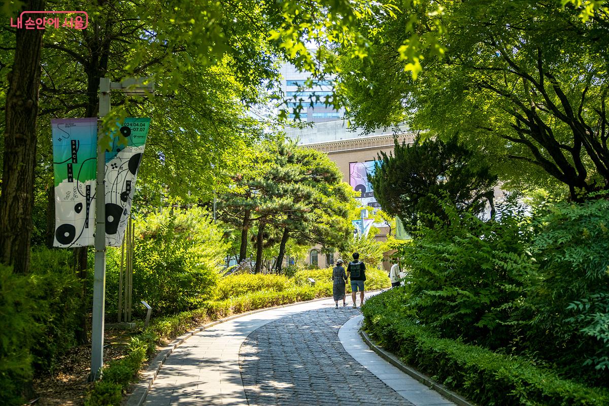 본관 정문과 덕수궁 돌담길이 이어지는 산책코스는 많은 사람들에게 사랑받는 명소로 알려져 있다. ⓒ임중빈