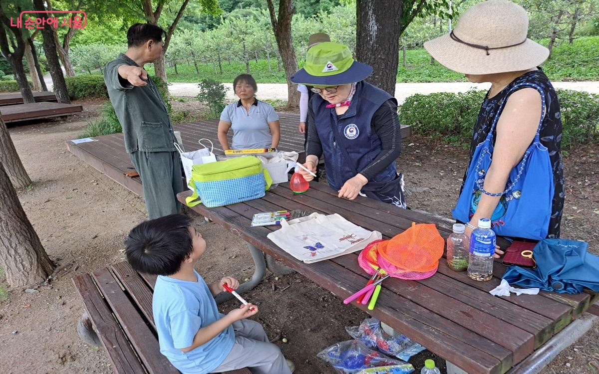 온 가족이 함께 곤충 탐험에 대한 안내 설명을 듣고 있다. ©홍지영