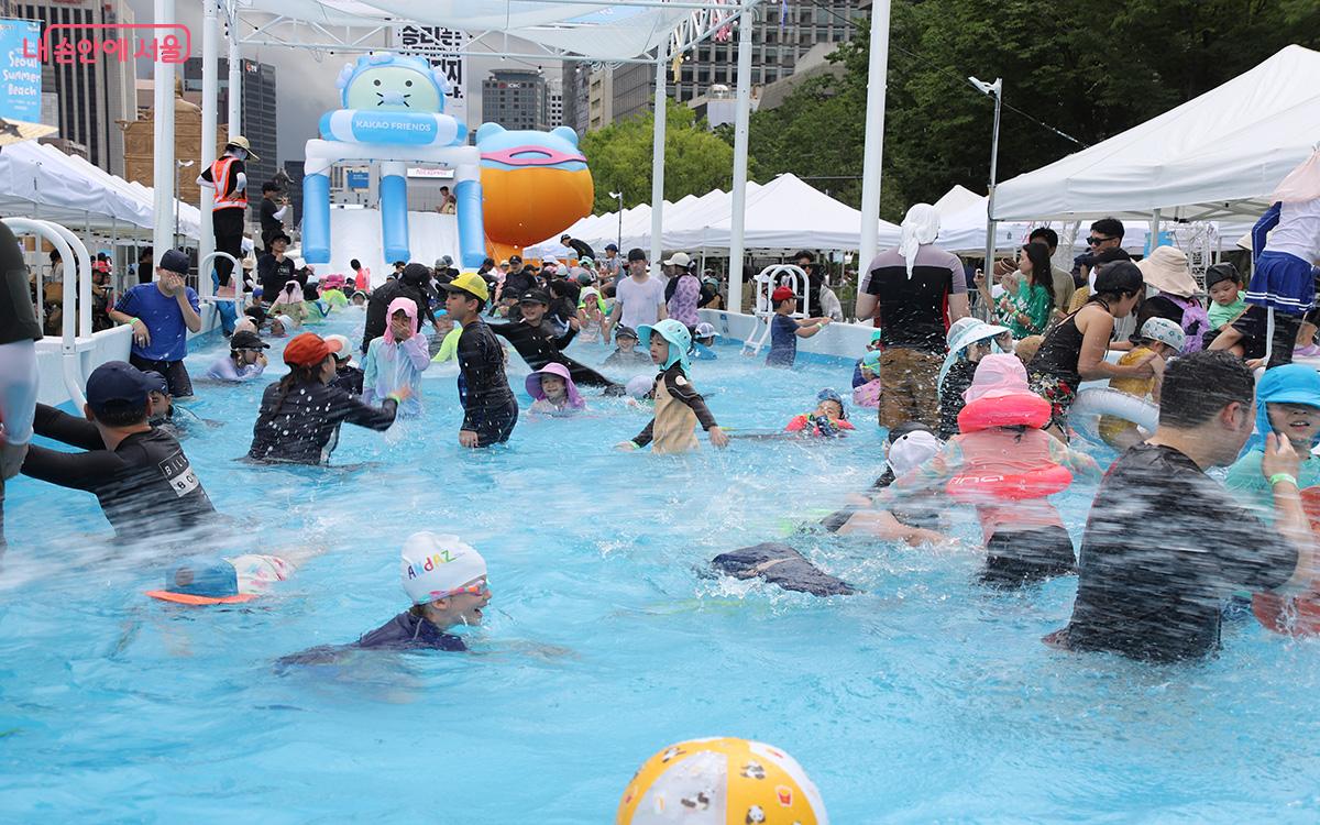 광화문광장의 '2024 서울썸머비치'는 도심 속에서 만나는 여름의 환상적인 오아시스다. ©이혜숙