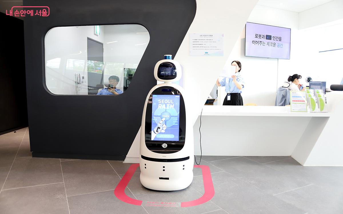 안내 로봇 '이로이'는 첨단 기술과 인간 중심의 디자인이 결합된 혁신적인 동반자다. ©이혜숙