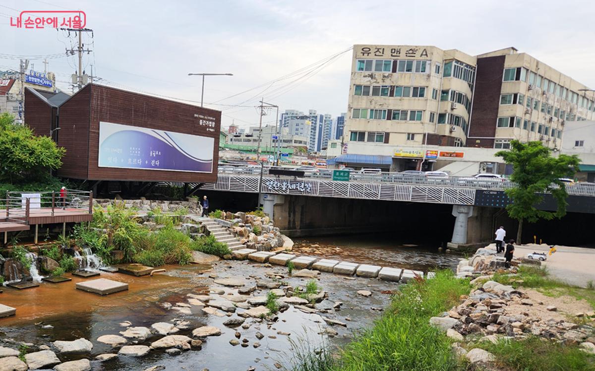 물과 사람의 인연이 흘러 예술로 치유하고 화합한다는 ‘홍제유연’의 예술 세계에 빠져든다. ©김미선