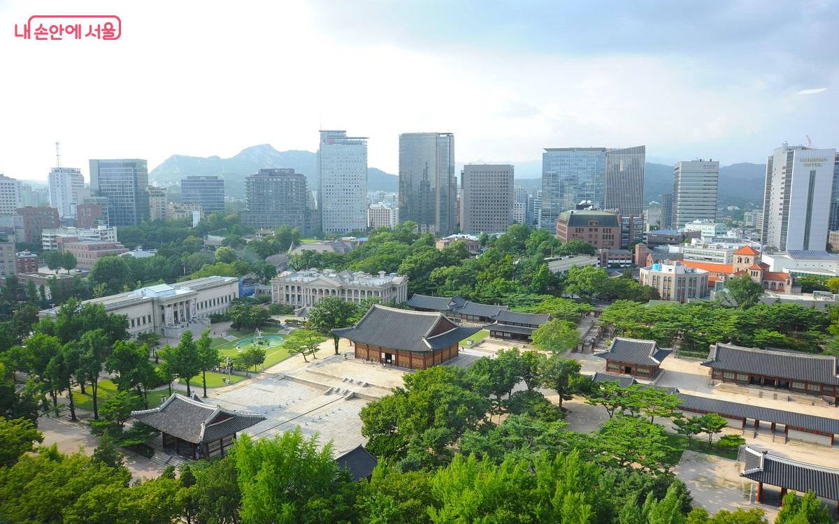 서울시청 서소문청사 1동 13층 ‘정동전망대’에서 바라본 덕수궁 ©조수봉