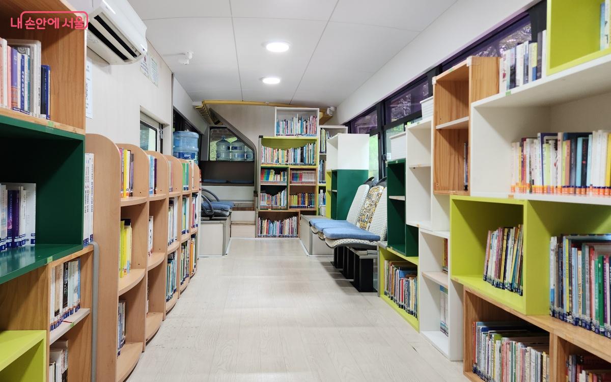 언제 어디서나 가까이에서 책을 이용할 수 있도록 설치된 꿈꾸는 작은 책방이다. ©김미선