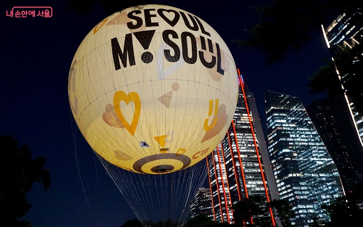 서울 하늘에 둥실 떠오른 '서울달' ⓒ김윤경