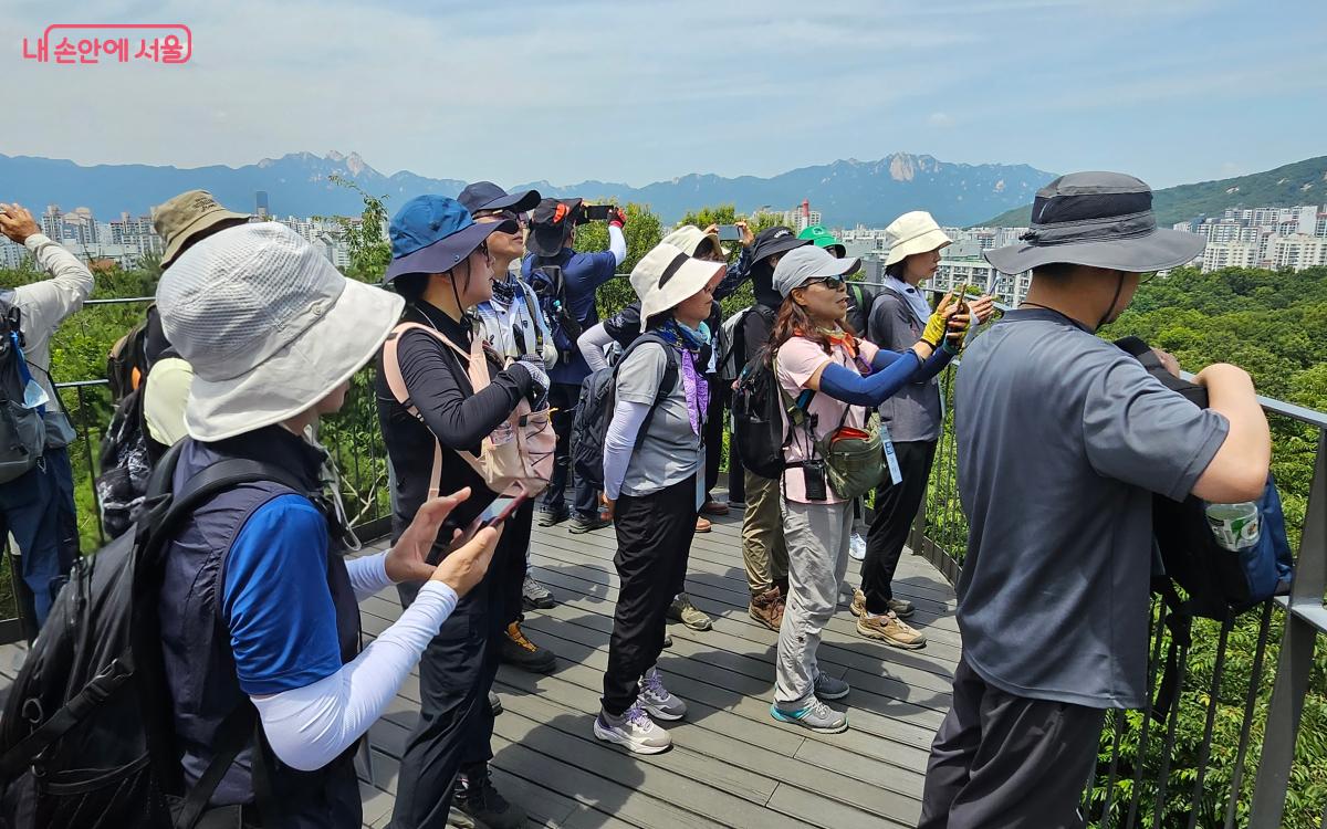 전망대에서 좋은 경치를 보며 인증샷을 남겼다. ©김준범