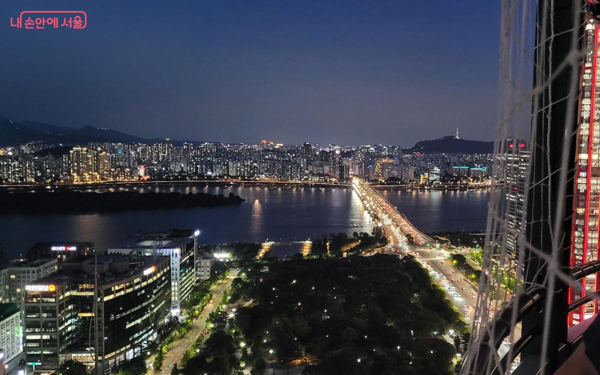 서울달은 대략 아파트 40~45층 정도의 높이까지 오른다. ⓒ김민지