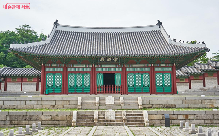 숭정전은 1926년 중구 필동에 있는 일본 사찰 대화정 조계사(大和町 曹溪寺, 현 동국대 구내)로 이전됐는데, 현재 동국대에서 정각원(正覺院)이라는 법당으로 사용하고 있다.