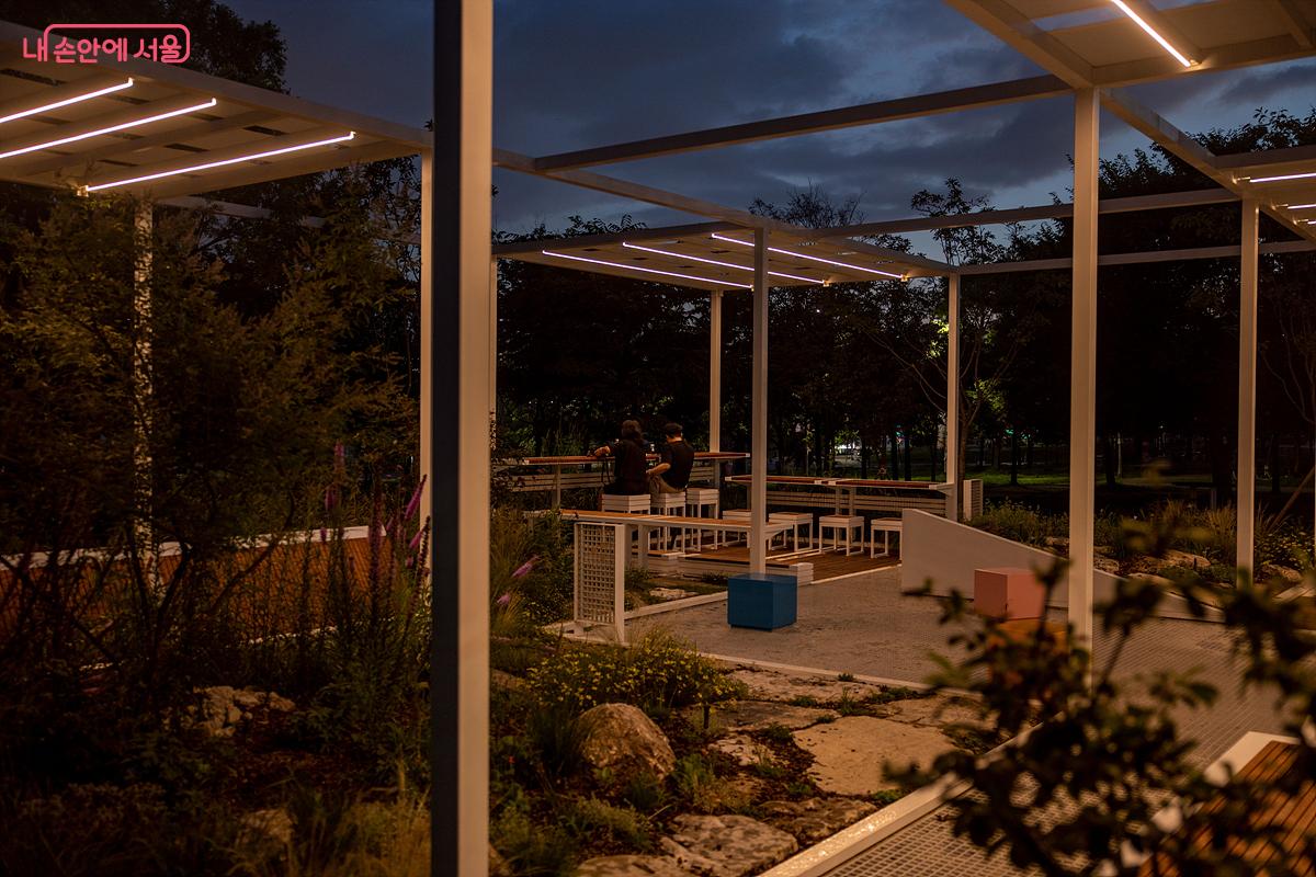 해가 저문 후에도 조명이 켜져 한강 야경과 함께 정원을 감상할 수 있다. ©임중빈