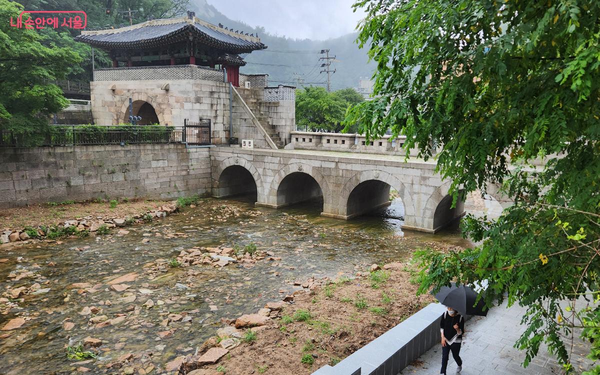 홍제천변을 걷는 시민의 모습을 볼 수 있다. ©김미선