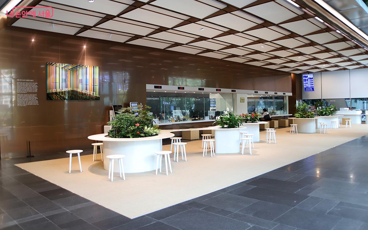 '카페형 열린 민원실'은 편안하고 친근한 분위기에서 다양한 민원 서비스를 제공하는 혁신적 공간이다. ©이혜숙