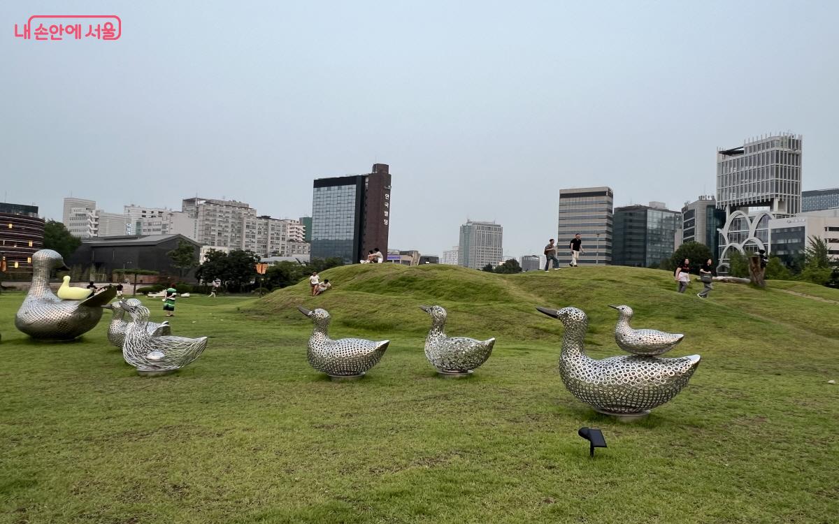 조각 작품이 설치되어 예술 작품도 감상하고 멋진 사진도 찍을 수 있다. ©박지영