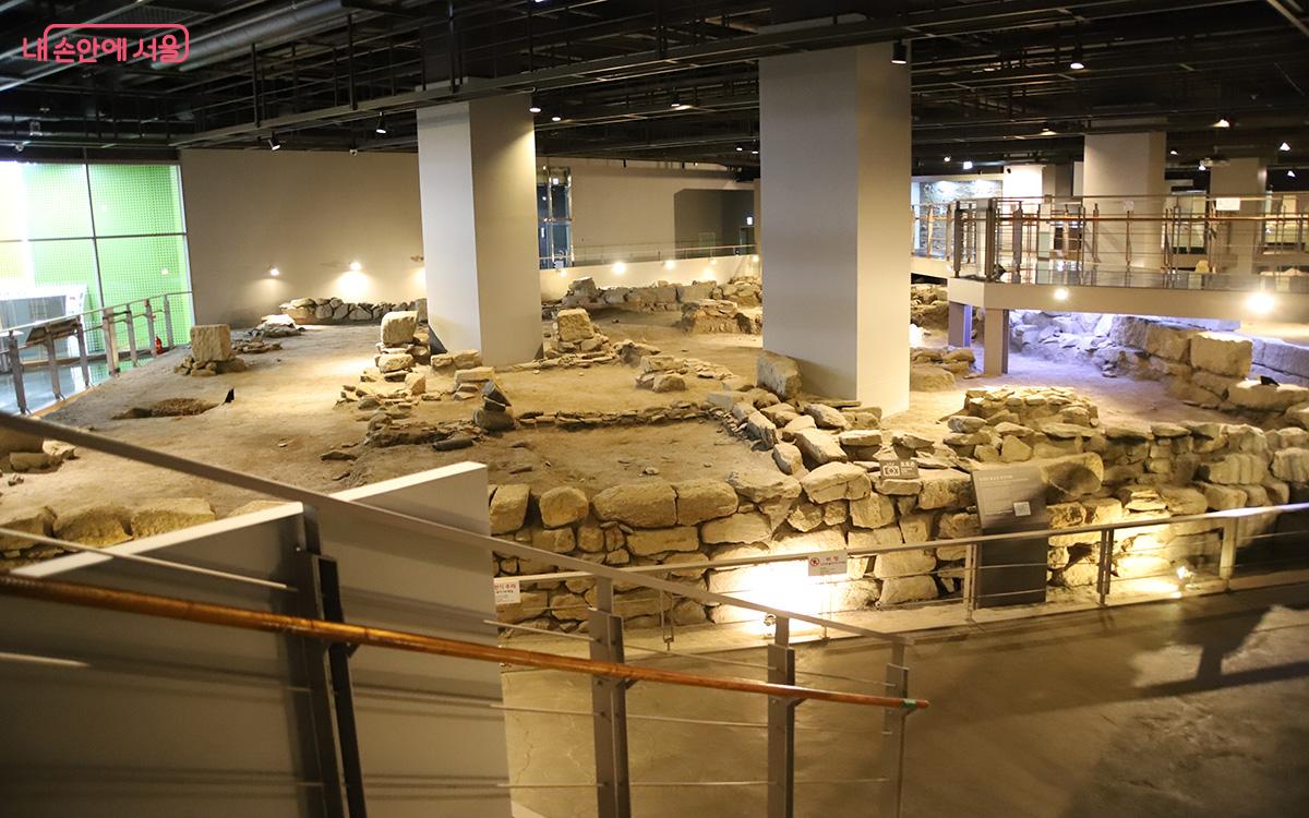 지하 1층 '군기시유적전시실'은 서울의 역사와 문화유산을 깊이 있게 탐구할 수 있는 공간이다. ©이혜숙