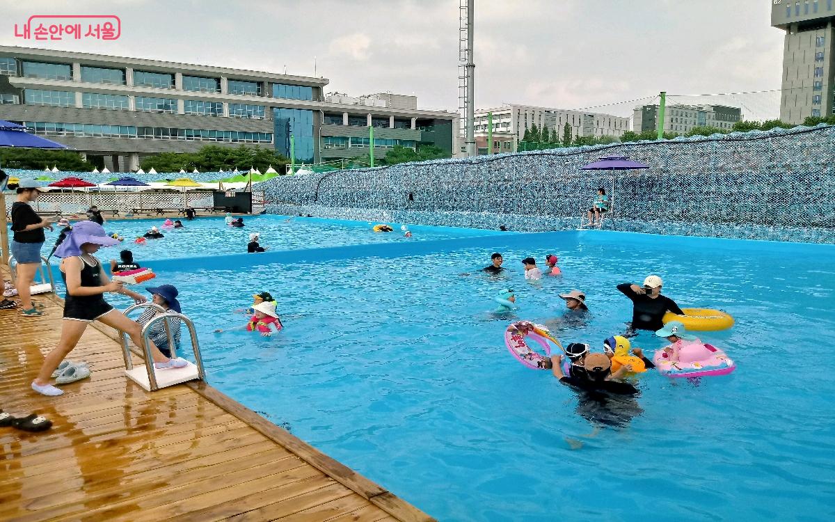 '2024 노원 꿀잼 워터파크'에서 시원하게 물놀이를 하는 아이들의 모습 ©김영주