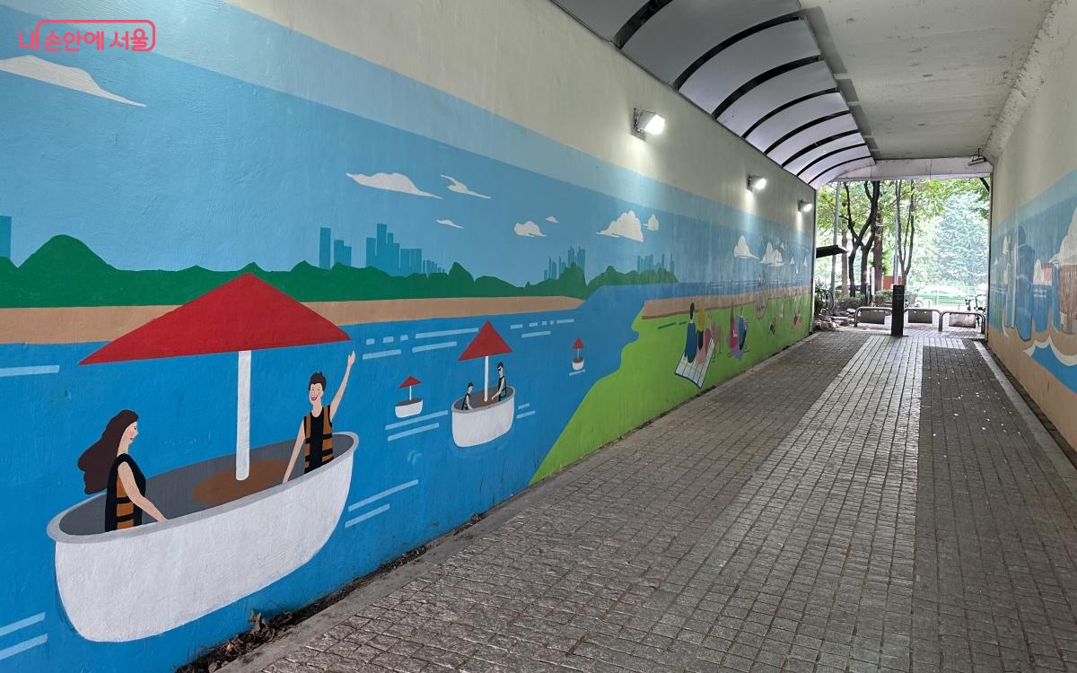 반포나들목 지하도에도 시원한 한강 풍경을 그린 벽화가 있다. ©김재형