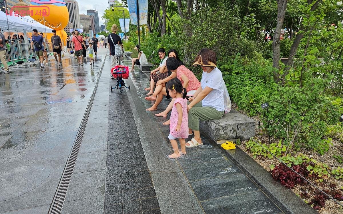 광화문광장에는 아이들뿐 아니라 어른들도 쉬어 가기 좋은 물놀이 공간이 마련되어 있다. ©이선미 
