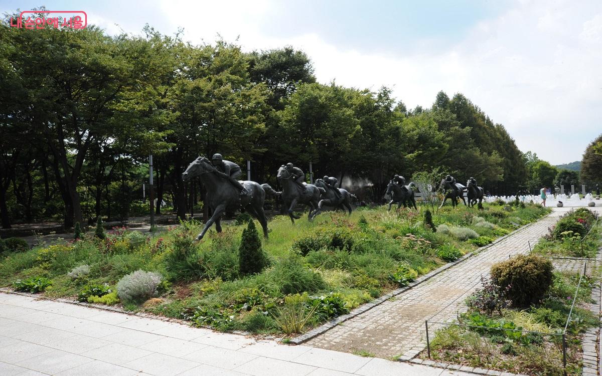 ‘야간 스스로탐방’ 프로그램 참가 신청 장소이자 1번 미션 정답이 숨어 있는 군마상 ©조수봉