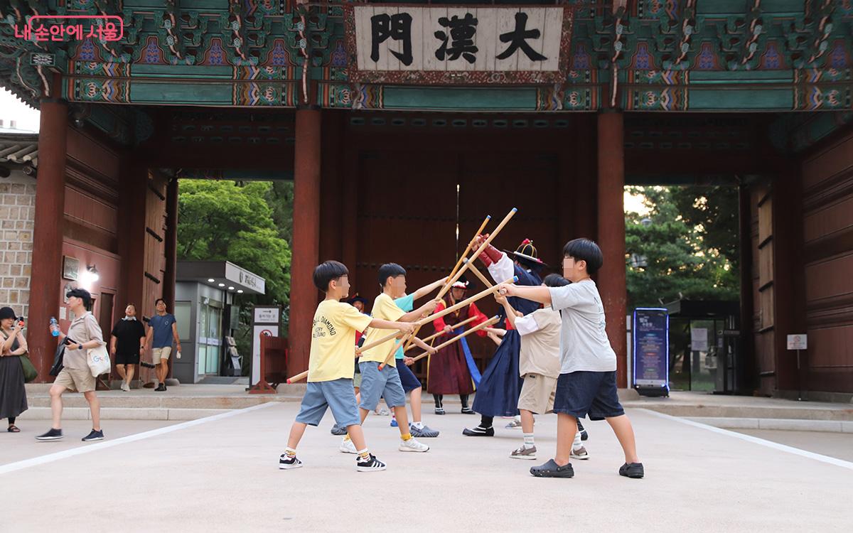 덕수궁 달빛 무예 시범은 어린이들의 순수한 열정과 꿈이 어우러지는 특별한 공연이다. ©이혜숙