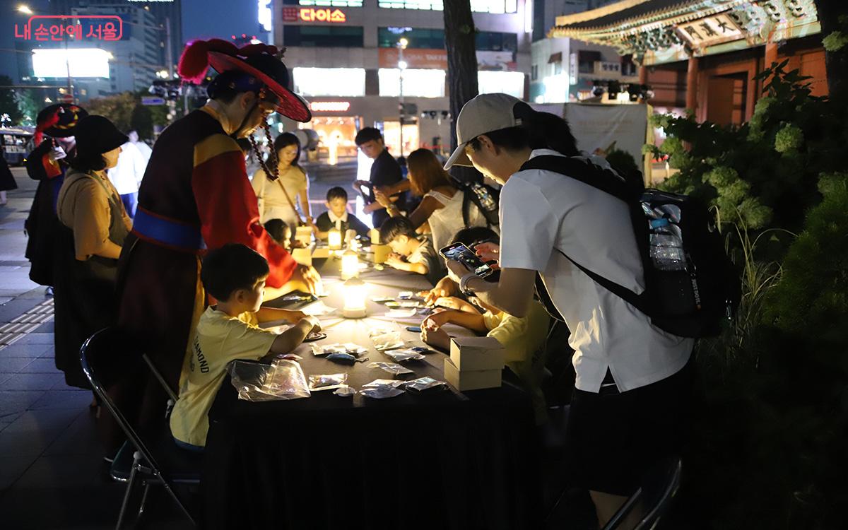 덕수궁에서 아이들이 수문장 위장 패를 만드는 과정은 창의력과 재미가 가득한 경험이다. ©이혜숙