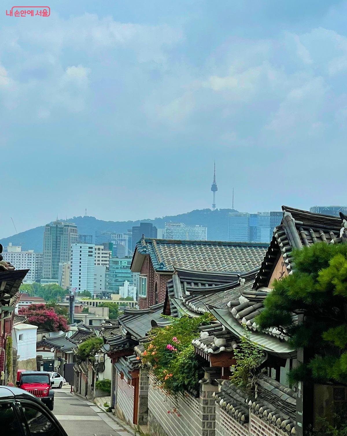 북촌한옥마을 포토스팟에서는 한옥을 배경으로 남산타워까지 함께 담을 수 있다. ⓒ박소예