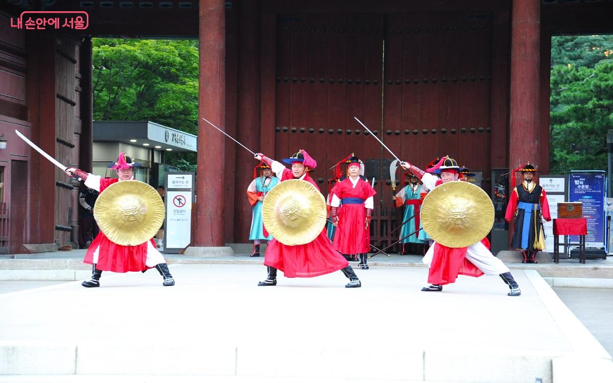 궁궐을 수호하던 조선시대 군사들의 전통 무예 시범이 펼쳐지고 있다. ©조수봉