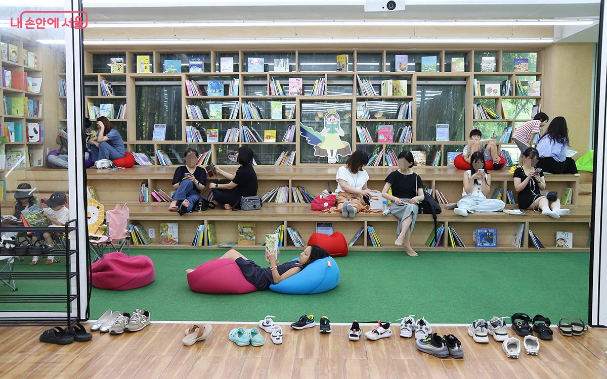 ‘그림책 도서관’은 빈백과 캠핑 의자에 편안히 앉아 책 속으로 빠져드는 아늑한 공간이다. ©정향선