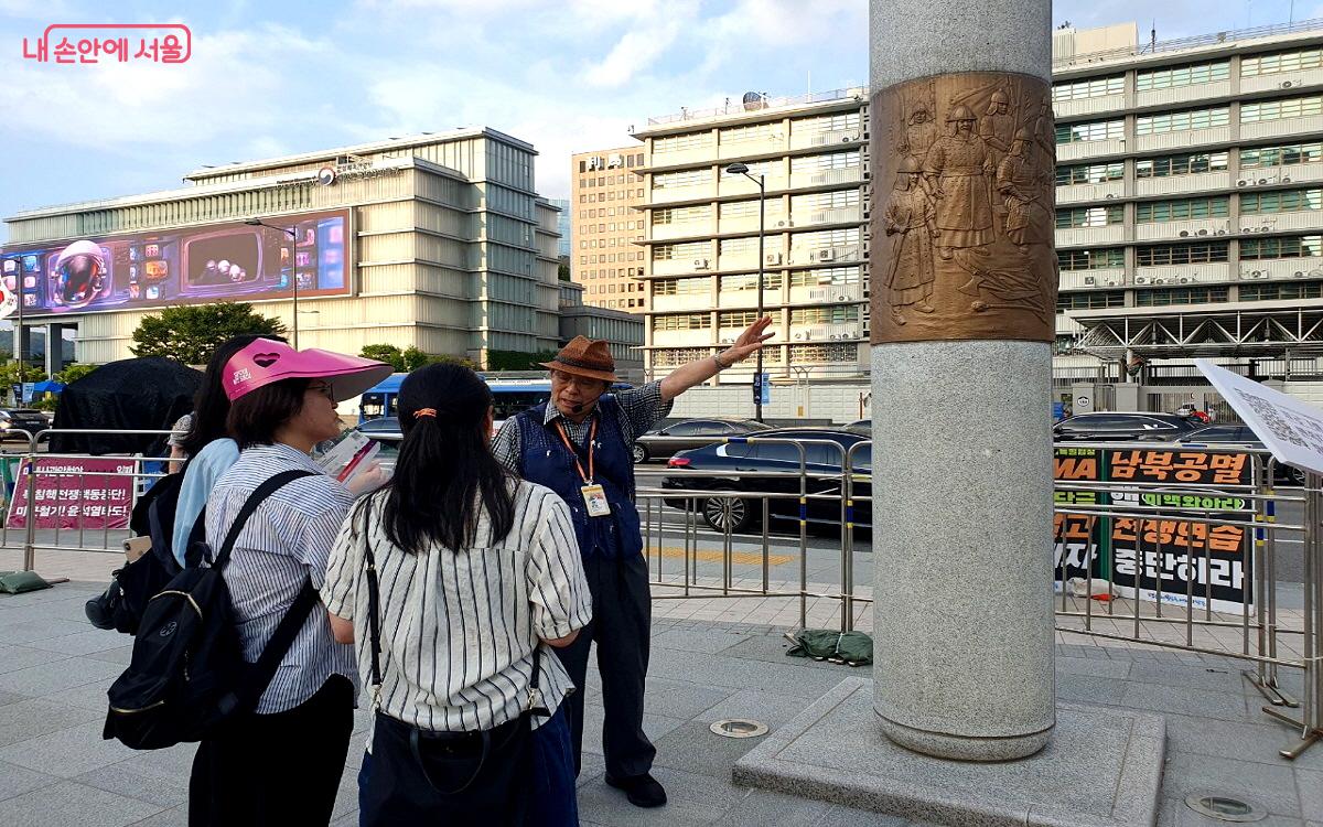 '노을빛 도보 해설 관광'은 광화문광장의 역사와 각종 시설물, 나무 등에 대해 문화관광해설사의 설명을 무료로 들을 수 있는 프로그램이다. ©엄윤주