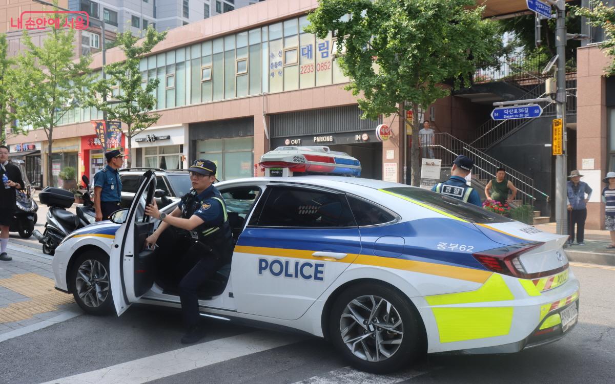 신고를 받고 바로 1인 점포로 달려온 경찰 ⓒ조수연