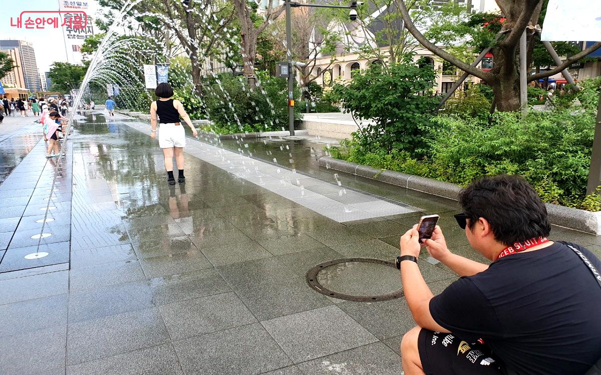 인기 포토존이 된 광화문광장 터널분수 ©엄윤주