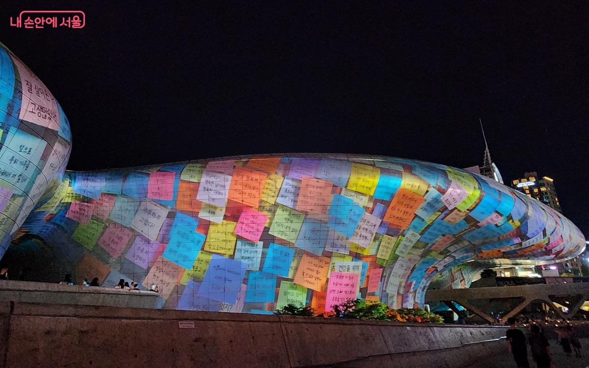 ‘퓨처로그’를 주제로 과거와 현재, 미래를 잇는 기록의 순간을 빛으로 표현한다. ©김미선