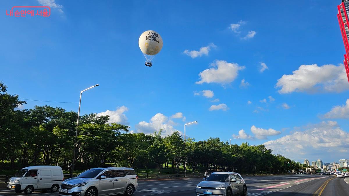 여의도 도심 상공에 솟아오른 서울달 ©최용수 