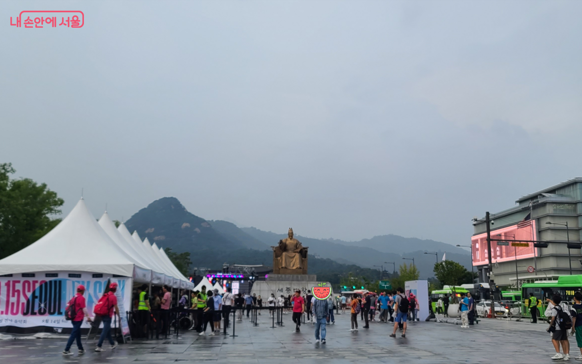 소낙비가 세차게 내리다가 그치고 시민들이 광복절 음악회를 보러 육조마당으로 가는 모습 ⓒ김경희