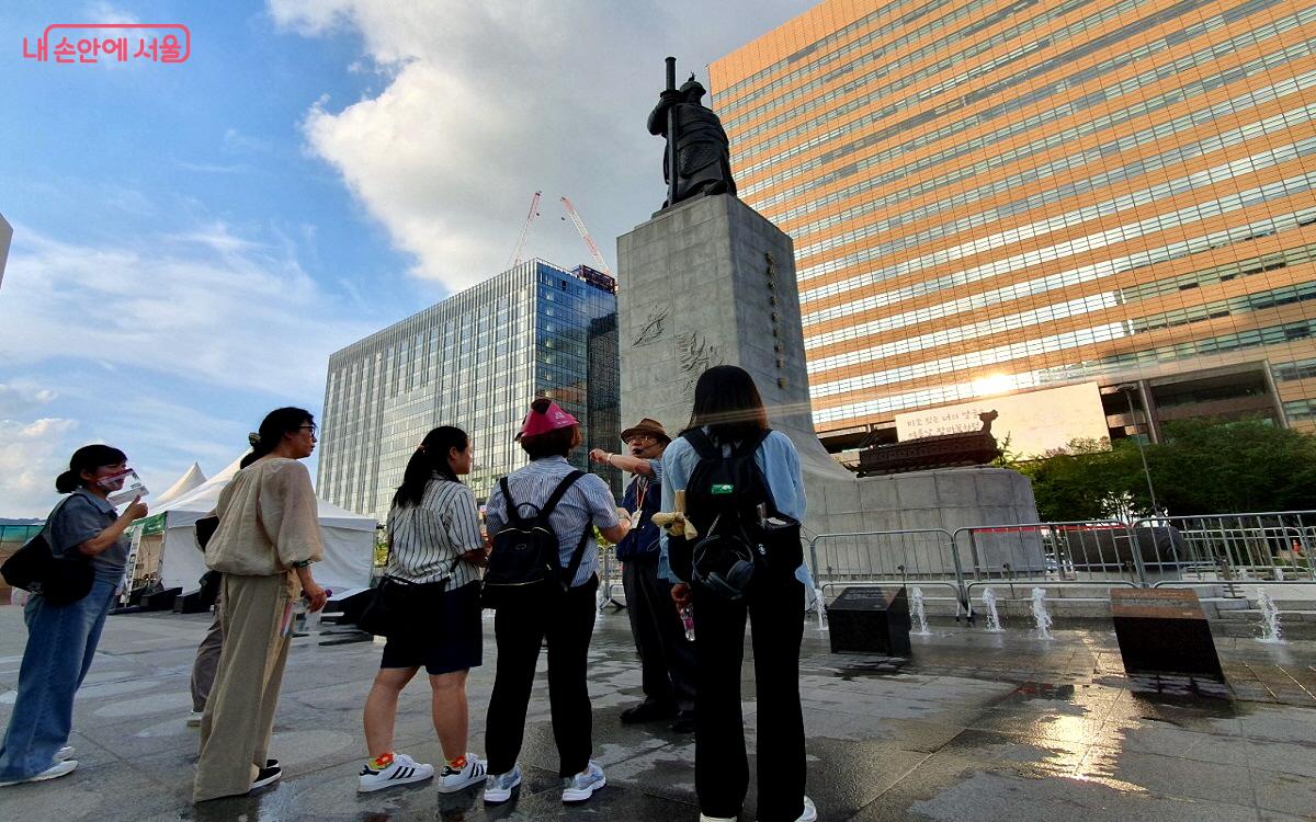 '노을빛 도보 해설 관광' 프로그램은 문화관광해설사를 따라 광장 곳곳을 새롭게 느껴볼 수 있다. ©엄윤주