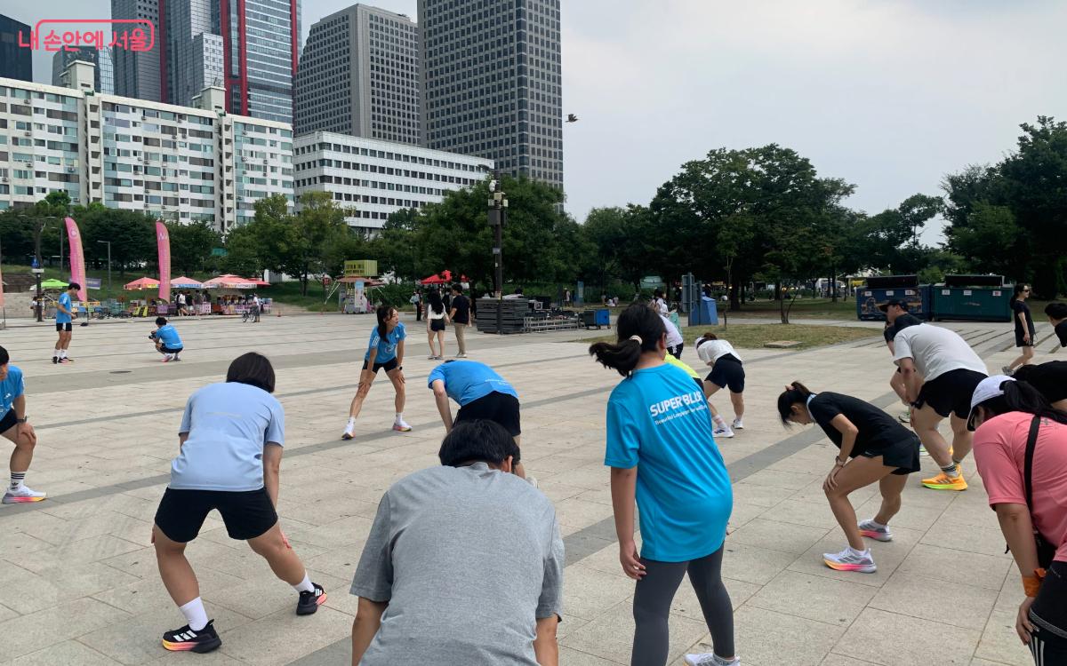 러닝 전, 준비운동을 하고 있다. ⓒ김도연