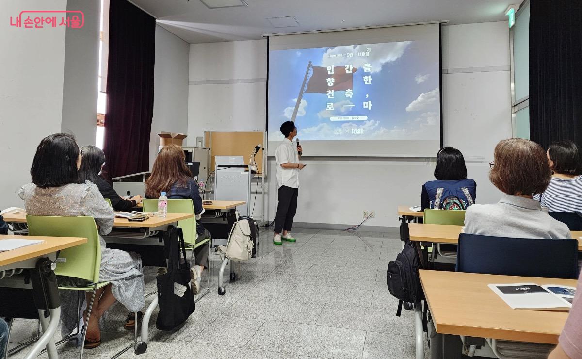 서울도서관에서 진행된 '유럽 미술 여행'은 참여자들의  높은 관심 속에서 진행되었다. ©김은주