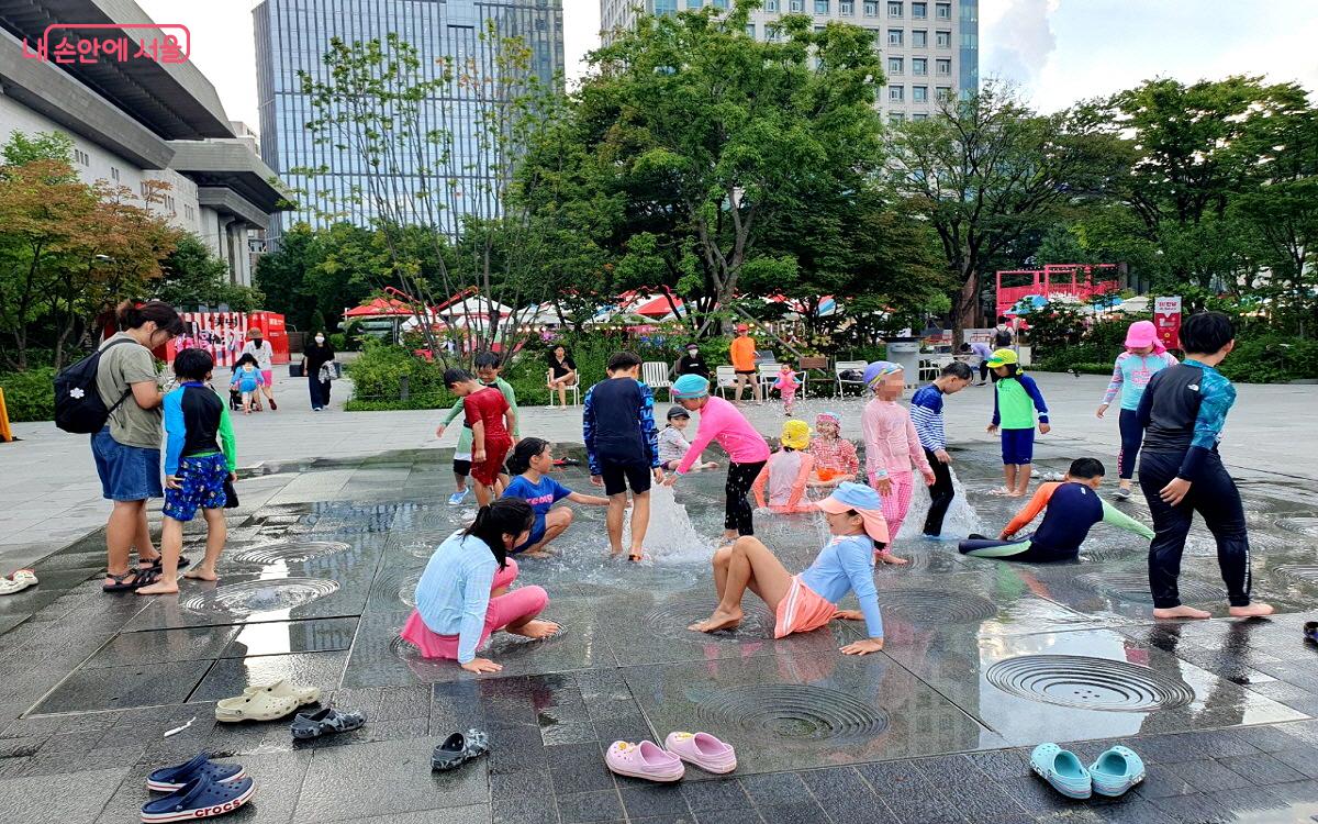 곳곳에 자리한 명량분수, 터널분수, 한글분수, 바닥우물은 아이들의 최애 물놀이장이다. ©엄윤주