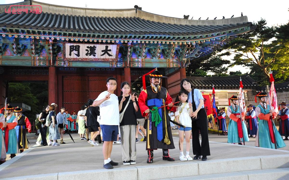 수문장 교대의식이 끝나고 관람객들이 수문군과 사진을 찍고 있다. ⓒ조수봉