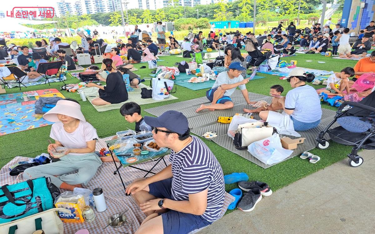 신정교 밑에 돗자리를 깔고 자유롭게 행사를 즐기고 있는 시민들 ©홍지영