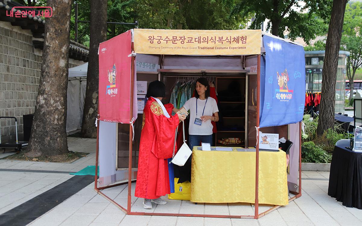 복식 체험은 전통의 아름다움을 직접 느낄 수 있는 신선한 경험이다. ©이혜숙