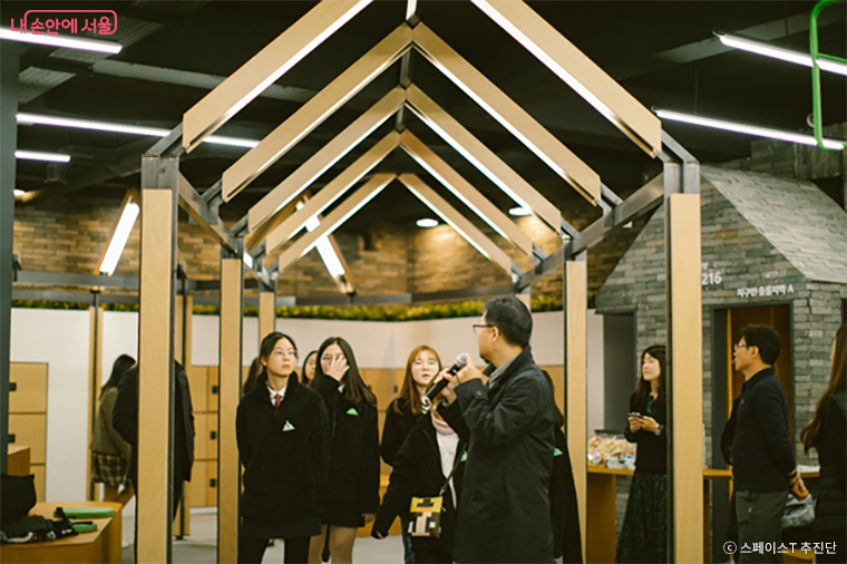 우주로 1216을 설계한 필자가 공간 안내를 하고 있다. 건축가 또한 공간을 개장하며 그 공간의 실이용자인 트윈세대를 누구보다 먼저 환대하며 공간을 안내하는 수순이 확산하길 바란다.