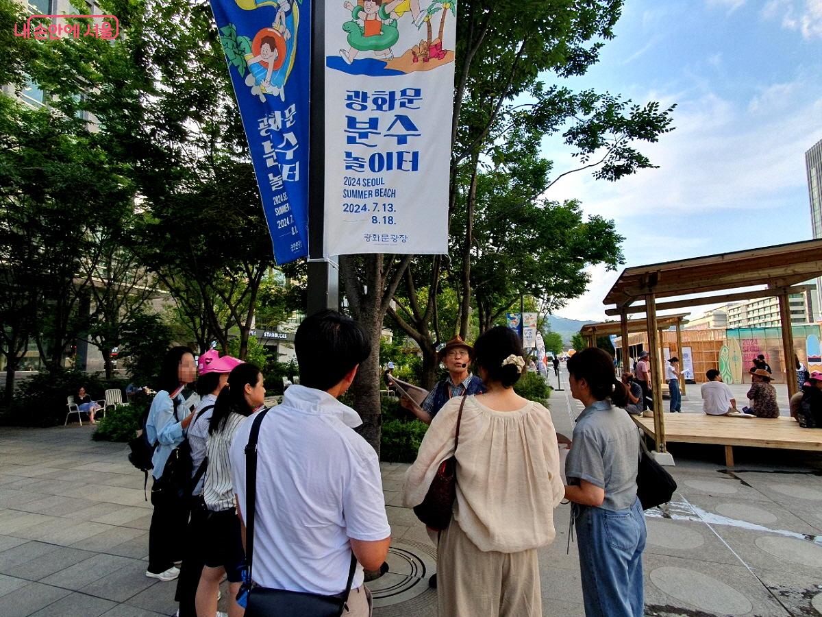 '노을빛 도보 해설 관광'은 광장 일대의 풍광을 감상하면서 역사를 알아볼 수 있도록 구성되었다.©엄윤주