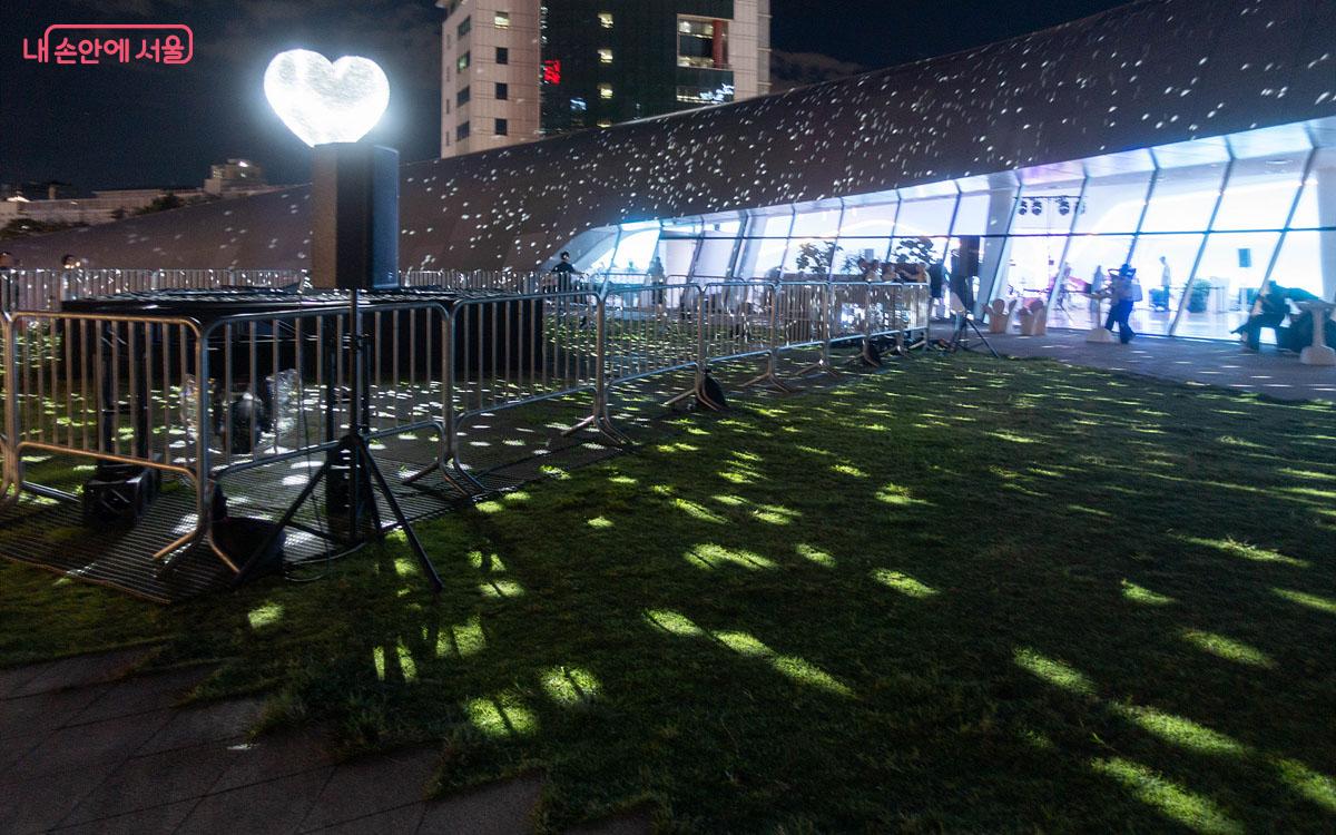 거울 1만 1,000개가 빛을 반사해 심장처럼 움직인다. Ⓒ김인수