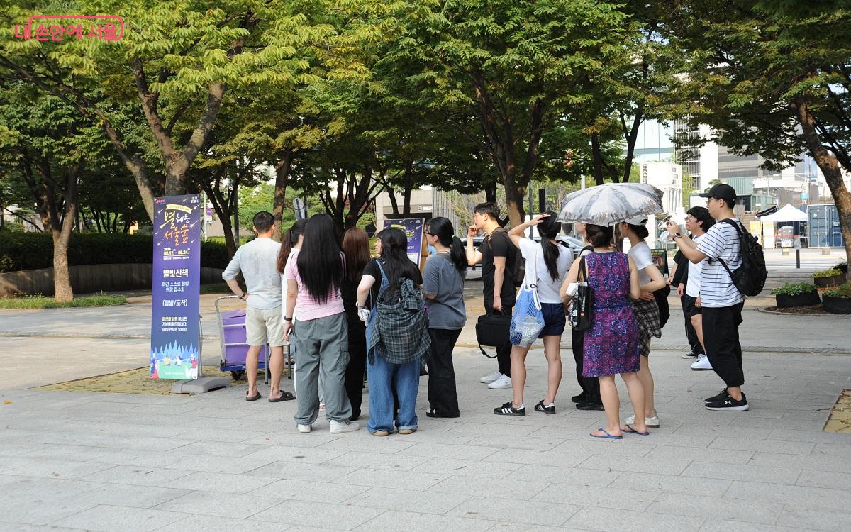 ‘야간 스스로탐방’ 프로그램 참가 신청을 하고 미션지와 쓰줍 용품을 받는 방문객들 ©조수봉 