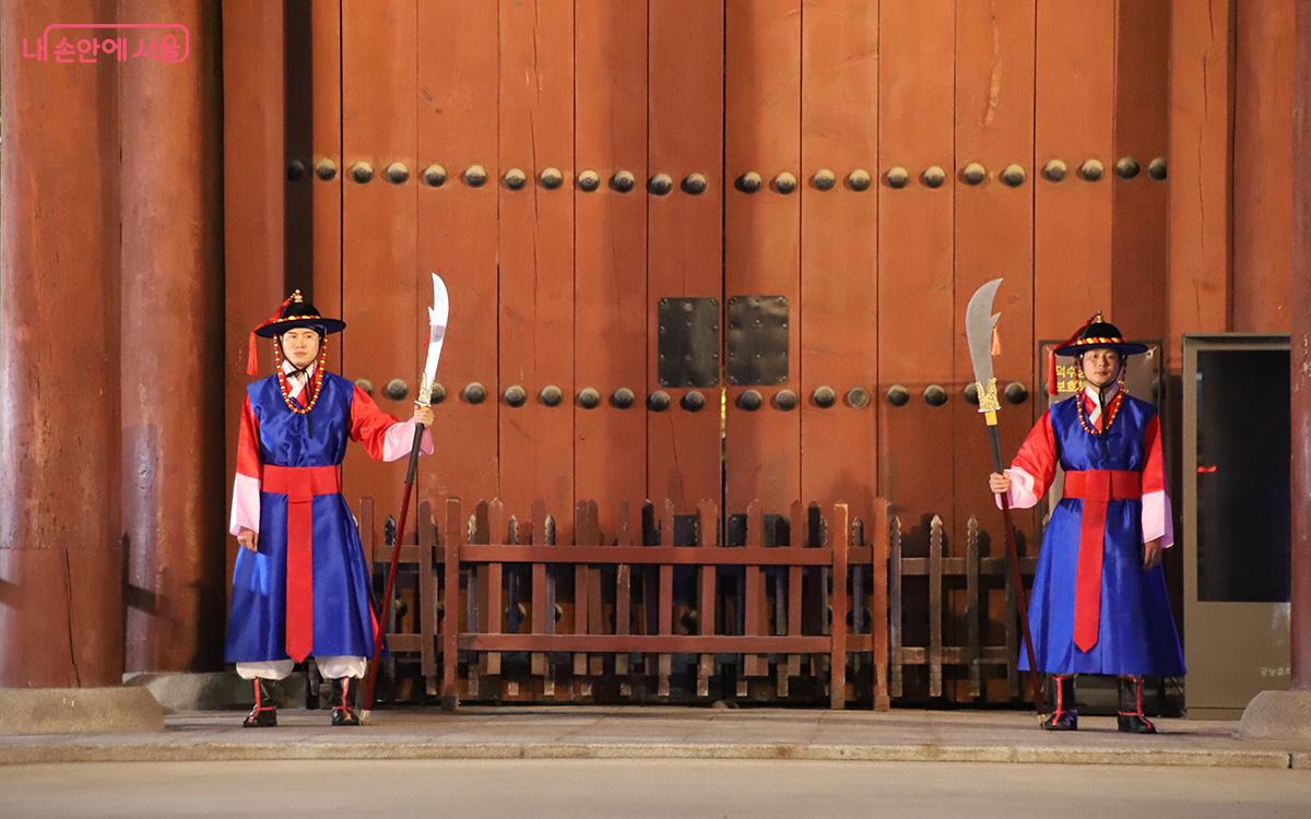 수위의식이 시작되면 전통 의상을 입은 수문장들이 중화문 앞에서 경건한 분위기를 조성한다. ©이혜숙