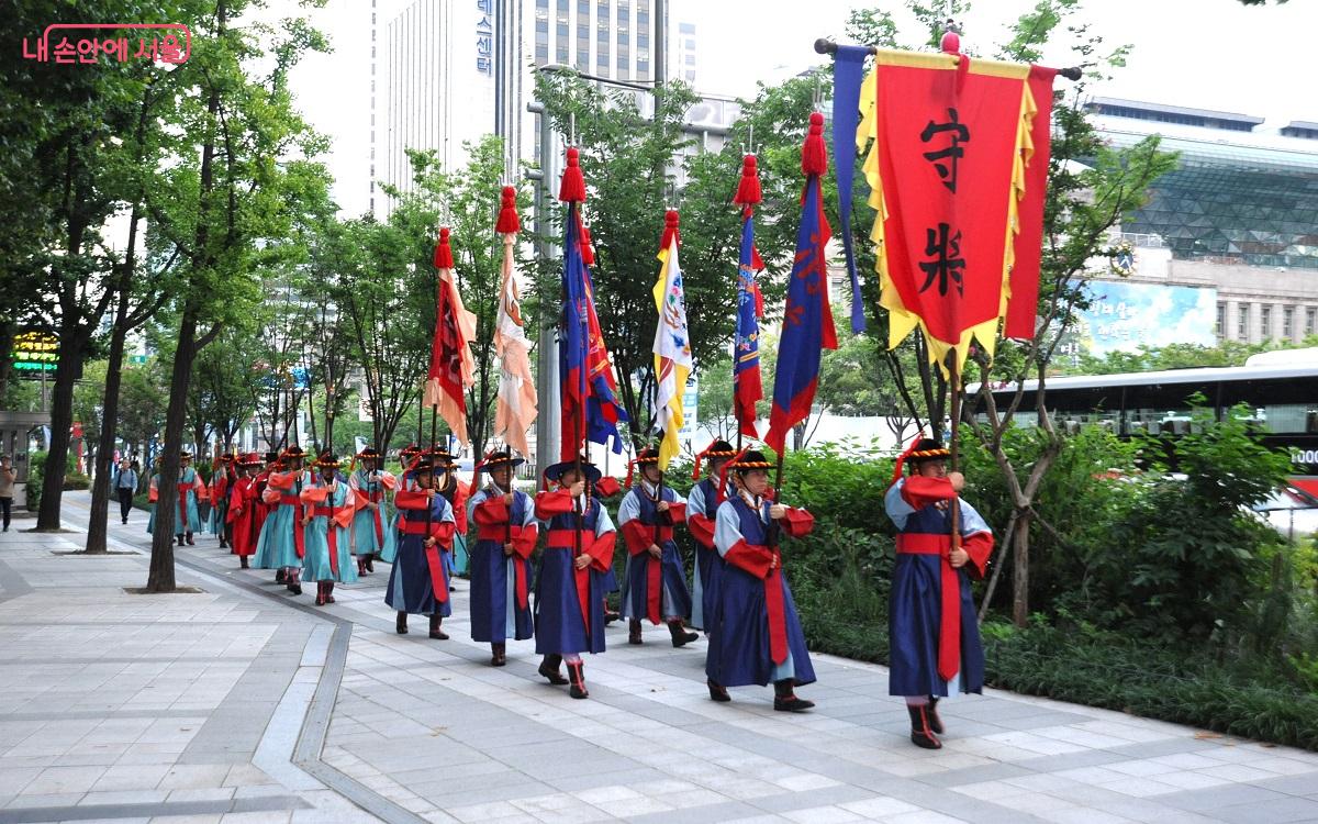 '밤의 수문장' 본 행사 중 교대를 위해 이동하는 순라의식이 재현되고 있다. ©조수봉